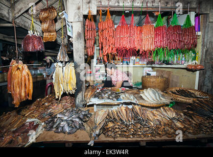 Marché Central couvert à Kampot, Cambodge - Asie. Banque D'Images