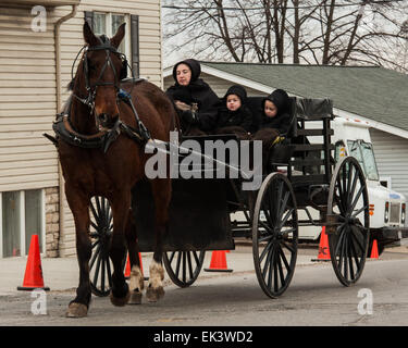 Holmes County, Ohio, USA. 06 avr, 2015. Une femme Amish durs son buggy avec ses filles à Mt. L'espoir dans Holmes Comté (Ohio). Credit : Brent Clark/Alamy Live News Banque D'Images