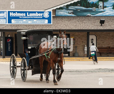 Holmes County, Ohio, USA. 06 avr, 2015. Un buggy Amish entraîne les rues de Holmes County, Ohio. Credit : Brent Clark/Alamy Live News Banque D'Images