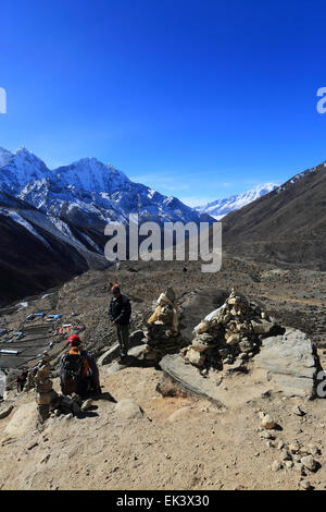 Drapeaux de prière avec stupa bouddhiste sur Nangkar Tshang Dingboche crête, près de village, camp de base de l'Everest trek, National Sagarmatha Banque D'Images