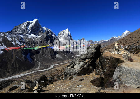 Drapeaux de prière avec stupa bouddhiste sur Nangkar Tshang Dingboche crête, près de village, camp de base de l'Everest trek, National Sagarmatha Banque D'Images