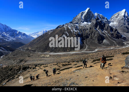 Trekkers sur Nangkar Tshang ( PIC ) Ri Nagarjun, camp de base de l'Everest trek, Site du patrimoine mondial de l'UNESCO, le parc national de Sagarmatha, Banque D'Images