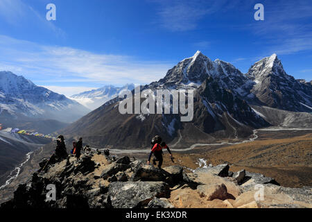 Drapeaux de prière avec stupa bouddhiste sur Nangkar Tshang Dingboche crête, près de village, camp de base de l'Everest trek, National Sagarmatha Banque D'Images