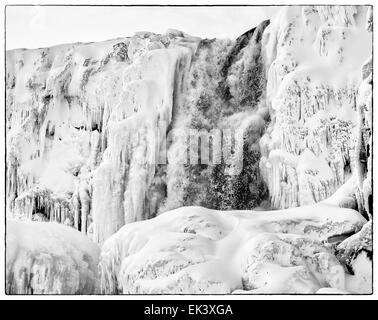 Photo en noir et blanc d'une cascade gelée à Pingvellir National Park, Iceland Banque D'Images