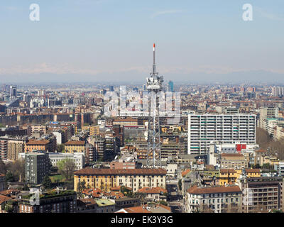 MILAN, ITALIE - 28 mars 2015 : La tour de radiodiffusion de télévision publique italienne RAI vu sur les toits de la ville Banque D'Images