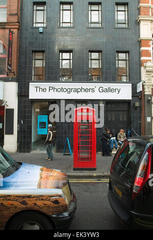 Le sol carrelé noir extérieur de la Photographers Gallery à grand Newport Street WC2 London England Royaume-Uni Europe Banque D'Images