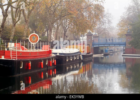 Péniches sur le Regents Canal à la petite Venise de Londres Angleterre Royaume-Uni Europe Banque D'Images