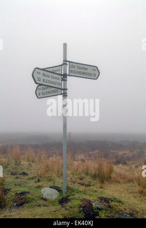 Panneau de circulation avec du brouillard en anglais et en gaélique langue dans la montagne Wicklow Irlande, Europe Banque D'Images