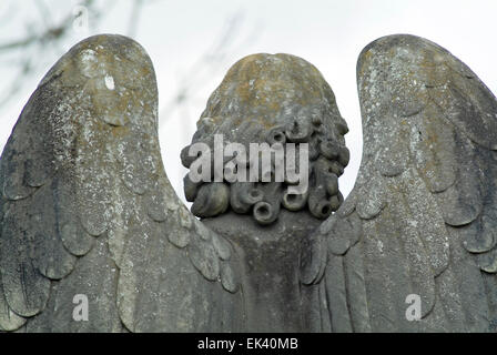 Ange avec ailes de derrière sur un cimetière Banque D'Images