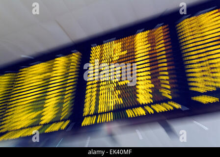 Tableau noir sur l'aéroport pour le départ et d'arrivée Banque D'Images