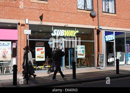 Subway restauration rapide sur Division Street dans le centre-ville de Sheffield Banque D'Images