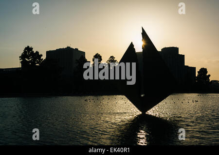 La sculpture dans l'eau à l'extérieur de la Los Angeles Department of Water and Power Building au coucher du soleil dans le centre-ville de Los Angeles, Califor Banque D'Images