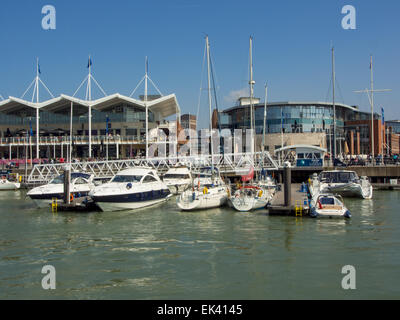 Bateaux et Embarcations de plaisance à quai à GUNWHARF QUAYS marina à Portsmouth, en Angleterre. Banque D'Images