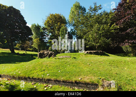 Oscar Nemon statue de Sir Winston Churchill, pins, jardins à St Margaret's Cliffe, St Margarets Bay, Dover, Kent, Angleterre Banque D'Images