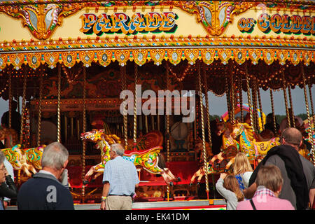 Carrousel à vapeur traditionnel victorien Gallopers rond-point ou le galop des chevaux, Angleterre, Royaume-Uni Banque D'Images