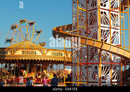 Helter Skelter, Grande Roue et Carrousel à vapeur traditionnel victorien Gallopers rond-point ou Horsesl galopante, England, United Banque D'Images