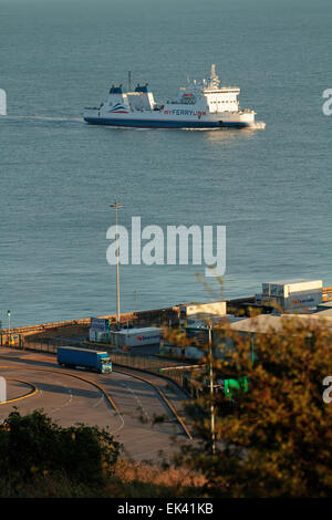 Channel ferry près de Dover Harbour, détroit de Douvres, dans le Kent en Angleterre, Royaume-Uni Banque D'Images