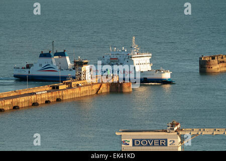 Mon Ferry Channel Ferry, entrant dans le port de Douvres, détroit de Douvres, dans le Kent en Angleterre, Royaume-Uni Banque D'Images