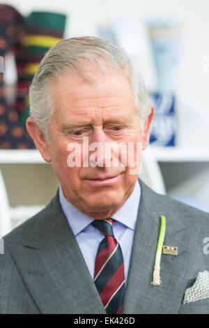 Le Prince Charles (Charles, prince de Galles) visiter la fabrique de bonneterie Corgi en Ammanford, Pays de Galles, Royaume-Uni. Banque D'Images