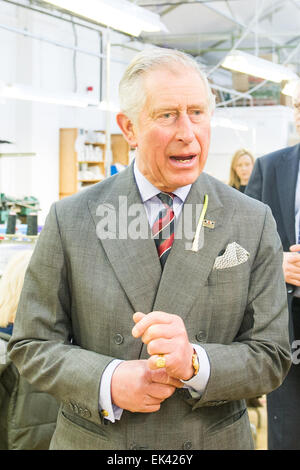 Le Prince Charles (Charles, prince de Galles) visiter la fabrique de bonneterie Corgi en Ammanford, Pays de Galles, Royaume-Uni. Banque D'Images