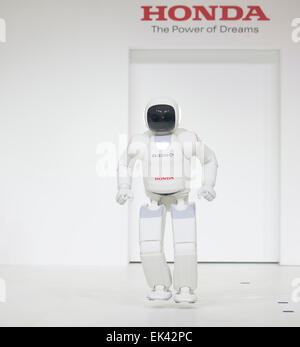 Asimo, Apr 2, 2015 : Asimo, robot de forme humaine développée par le constructeur automobile japonais Honda montre sa capacité pendant une presse aperçu du Seoul Motor Show à Goyang, au nord de Séoul, Corée du Sud. © Lee Jae-Won/AFLO/Alamy Live News Banque D'Images