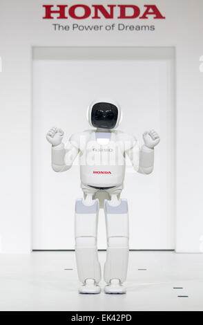 Asimo, Apr 2, 2015 : Asimo, robot de forme humaine développée par le constructeur automobile japonais Honda montre sa capacité pendant une presse aperçu du Seoul Motor Show à Goyang, au nord de Séoul, Corée du Sud. (Photo de Lee Jae-Won/AFLO) (CORÉE DU SUD) Banque D'Images