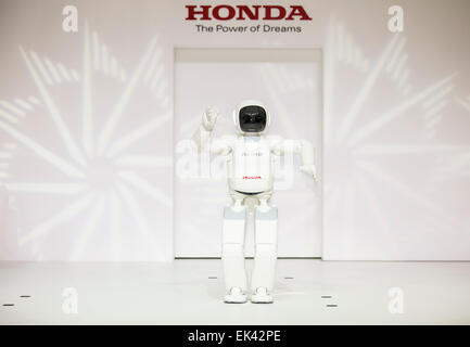 Asimo, Apr 2, 2015 : Asimo, robot de forme humaine développée par le constructeur automobile japonais Honda montre sa capacité pendant une presse aperçu du Seoul Motor Show à Goyang, au nord de Séoul, Corée du Sud. (Photo de Lee Jae-Won/AFLO) (CORÉE DU SUD) Banque D'Images