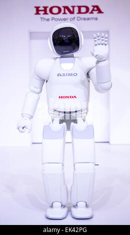 Asimo, Apr 2, 2015 : Asimo, robot de forme humaine développée par le constructeur automobile japonais Honda montre sa capacité pendant une presse aperçu du Seoul Motor Show à Goyang, au nord de Séoul, Corée du Sud. (Photo de Lee Jae-Won/AFLO) (CORÉE DU SUD) Banque D'Images