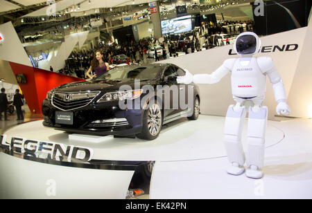 Asimo, Apr 2, 2015 : Asimo (R), en forme de l'homme robot mis au point par le constructeur automobile japonais Honda, présente la berline hybride du constructeur, au cours d'une légende de l'aperçu de presse Salon de l'automobile de Séoul à Goyang, au nord de Séoul, Corée du Sud. (Photo de Lee Jae-Won/AFLO) (CORÉE DU SUD) Banque D'Images