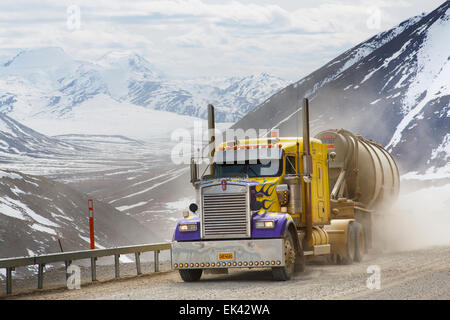 Un camion monte col Atigun, Dalton Highway, en Alaska. Banque D'Images