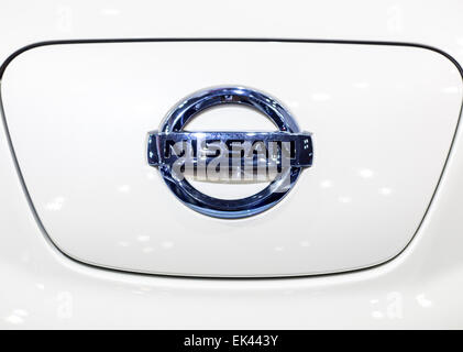 Nissan, Apr 2, 2015 : Le logo du constructeur automobile japonais Nissan s'est vu sur la voiture électronique, feuille, appuyez sur Afficher lors d'un aperçu du Seoul Motor Show à Goyang, au nord de Séoul, Corée du Sud. (Photo de Lee Jae-Won/AFLO) (CORÉE DU SUD) Banque D'Images