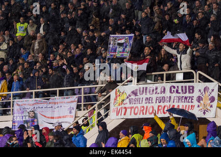 Firenze, Italie. 4ème apr 2015. Fiorentina fans Football/soccer : Fiorentina fans célèbrent leur deuxième but au cours de l'Italien 'Serie' un match entre la ACF Fiorentina 2-0 UC Sampdoria au Stadio Artemio Franchi à Firenze, Italie . © Maurizio Borsari/AFLO/Alamy Live News Banque D'Images