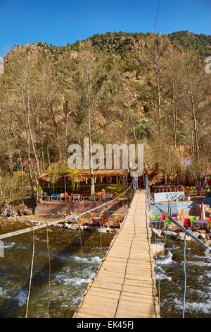 Pont de bois sur la rivière, la vallée de l'Ourika, Maroc, Afrique Banque D'Images