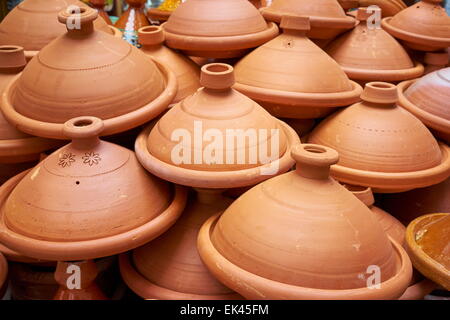 Sur le marché de la poterie tajines, Marrakech, Maroc, Afrique Banque D'Images