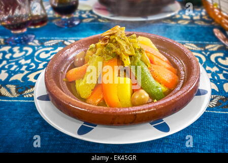 La cuisine marocaine tagine tajine servi au restaurant à Fes Medina, Maroc Banque D'Images