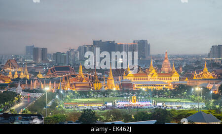 Wat Phra Keo, le Temple du Bouddha d'Émeraude, Grand Palais, au crépuscule, à Bangkok, Thaïlande Banque D'Images