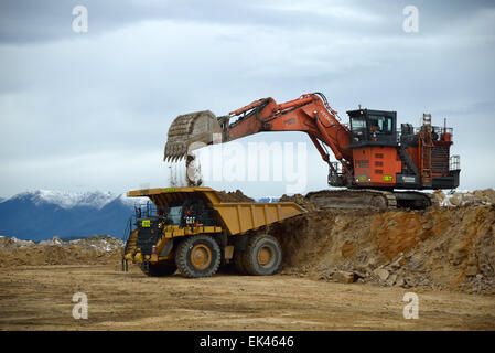 Une tonne 190 charges digger rock à partir d'une couche de morts-terrains à mine de charbon à ciel ouvert le 31 août 2013 près de Westport, New Zealand Banque D'Images