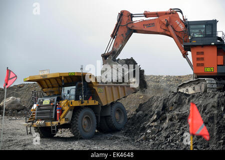 Une tonne 190 charges digger rock à partir d'une couche de morts-terrains à mine de charbon à ciel ouvert le 31 août 2013 près de Westport, New Zealand Banque D'Images