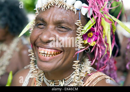 Coquillages, graines, perles, plumes et flore locale sont tous appliqués à l'enfilent les costumes traditionnels colorés par des danseurs. Banque D'Images