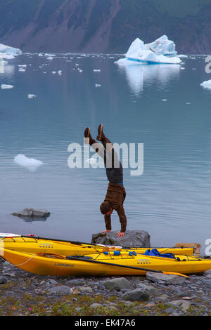 Kayak et camping au Lagon Bear Glacier, Kenai Fjords National Park, près de Seward, en Alaska. (Modèle 1992) Banque D'Images