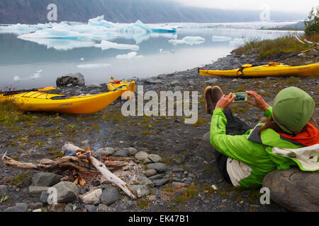 Kayak et camping au Lagon Bear Glacier, Kenai Fjords National Park, près de Seward, en Alaska. (Modèle 1992) Banque D'Images