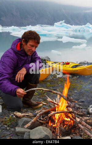 Kayak et camping au Lagon Bear Glacier, Kenai Fjords National Park, près de Seward, en Alaska. (Modèle 1992) Banque D'Images