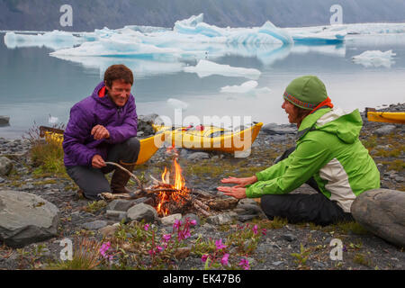 Kayak et camping au Lagon Bear Glacier, Kenai Fjords National Park, près de Seward, en Alaska. (Modèle 1992) Banque D'Images