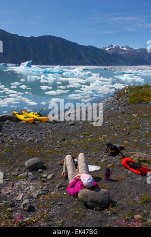 Kayak dans la lagune Bear Glacier, Kenai Fjords National Park, près de Seward, en Alaska. (Modèle 1992) Banque D'Images