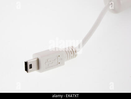 Câble USB blanc isolé sur fond blanc Banque D'Images