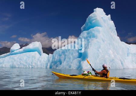 Kayak dans la lagune Bear Glacier, Kenai Fjords National Park, près de Seward, en Alaska. (Modèle 1992) Banque D'Images