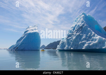 Kayak dans la lagune Bear Glacier, Kenai Fjords National Park, près de Seward, en Alaska. (Modèle 1992) Banque D'Images