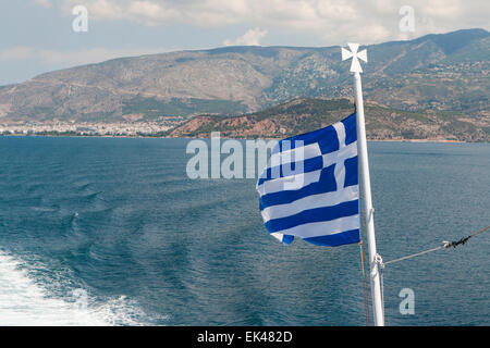 Grèce drapeau dans le vent et les vagues de la mer Banque D'Images