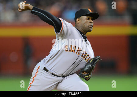 Phoenix, Arizona, USA. 06 avril 2015. De baseball des Giants de San Francisco Santiago Casilla (46) emplacements contre les Diamondbacks de l'Arizona au cours de la jeu MLB à Chase Field à Phoenix, AZ. Joe Camporeale/Cal Sport Media/Alamy Live News Banque D'Images