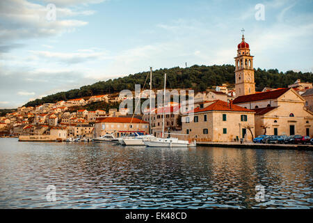 Bol de la ville vue sur l''île de Brac, Croatie Banque D'Images